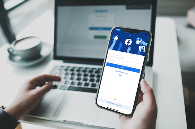 Foto aplicación de redes sociales de facebook en teléfonos inteligentes y computadoras portátiles