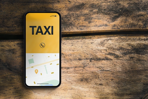 Aplicación Taxi Service en la pantalla del smartphone en la mesa rústica de madera del parque. Vista superior. Proveedor de servicios de movilidad a nivel mundial.