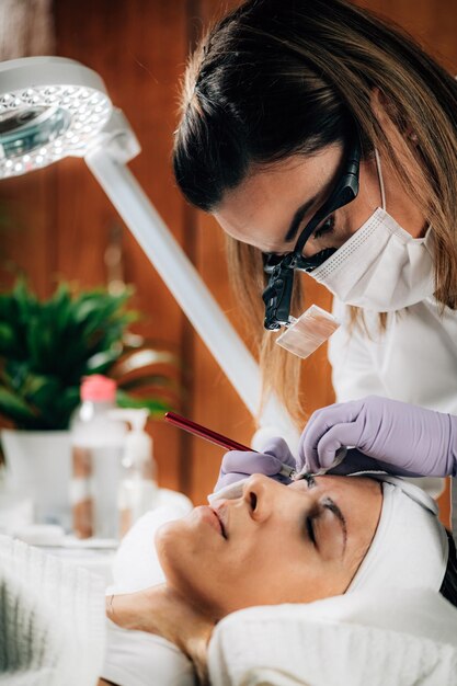 Aplicación de tinta de maquillaje semipermanente para cejas Microblading