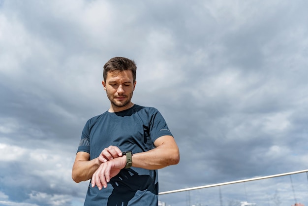 La aplicación Workout utiliza un reloj deportivo para correr y calcular los resultados del entrenamiento Un hombre que hace jogging