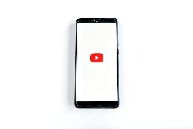 Aplicación de Youtube en la pantalla del teléfono inteligente sobre fondo blanco Ijui BrasilJunio de 2022