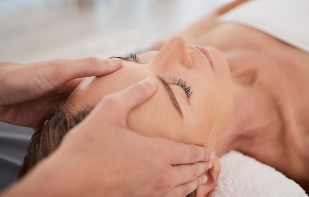 Aplicando apenas a pressão certa. Closeup tiro de uma mulher madura, desfrutando de uma massagem relaxante na cabeça em um spa.