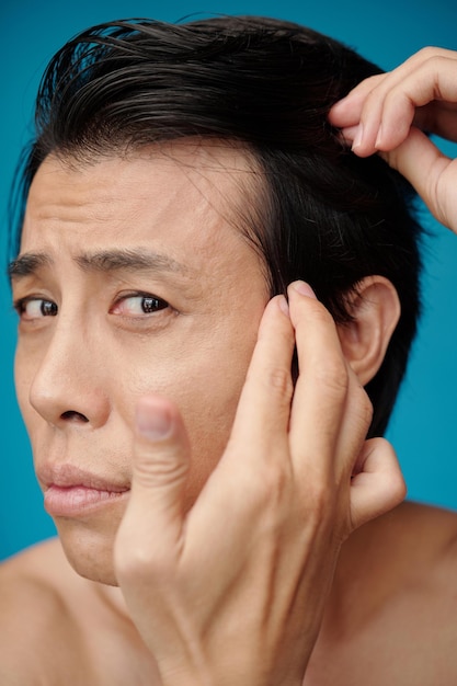 Aplicando tratamento para queda de cabelo