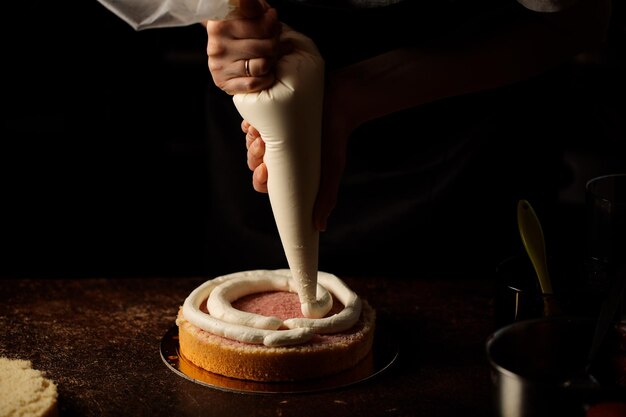 Aplicar creme com saco de confeitar em biscoito