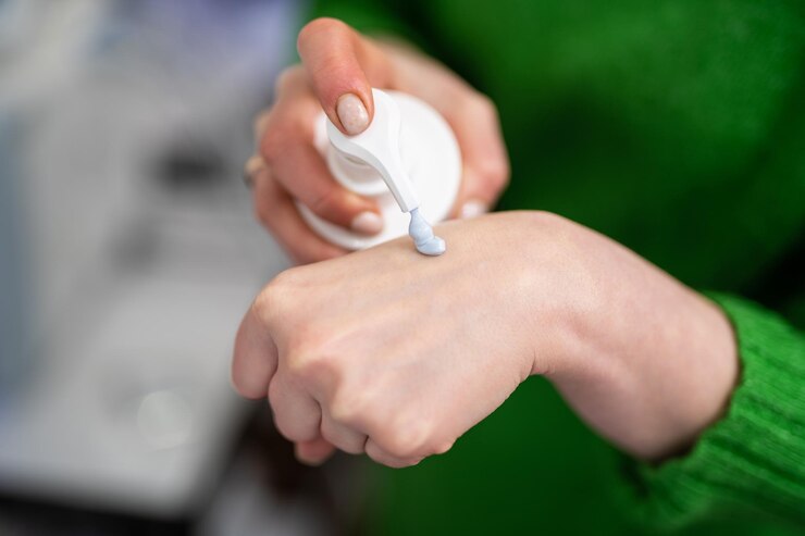 Foto aplicar y frotar el producto cosmético del frasco en la mano