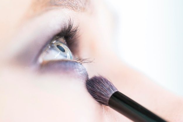 Aplicar maquillaje en el primer plano de los ojos