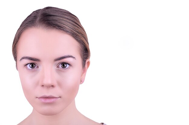 Aplicar maquillaje en el rostro femenino aislado en blanco