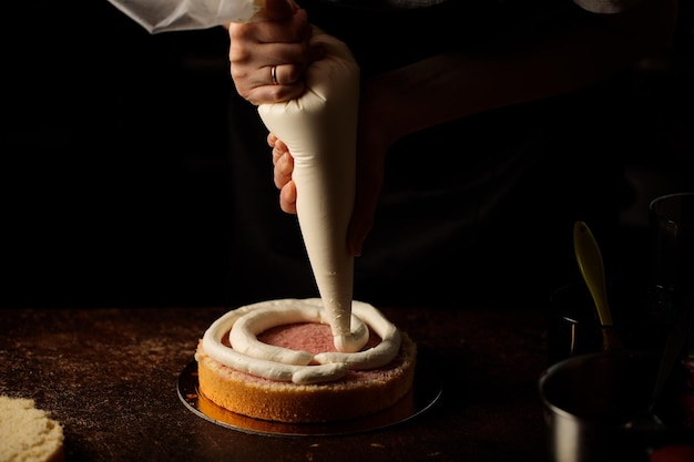 Aplicar nata con una manga pastelera a una galleta