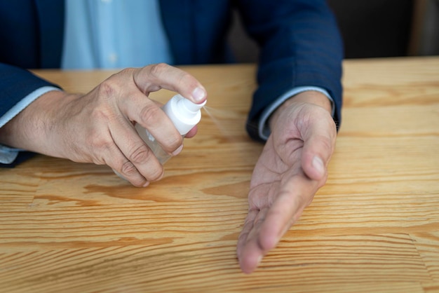 Aplicar spray desinfectante con alcohol o spray antibacteriano en el brazo para evitar la propagación de virus, bacterias y coronavirus. Concepto de desinfectante de higiene personal. manos limpias