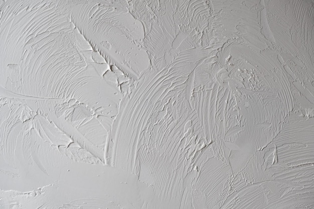 Aplicar tinta decorativa de textura abstrata branca da superfície coberta com tinta