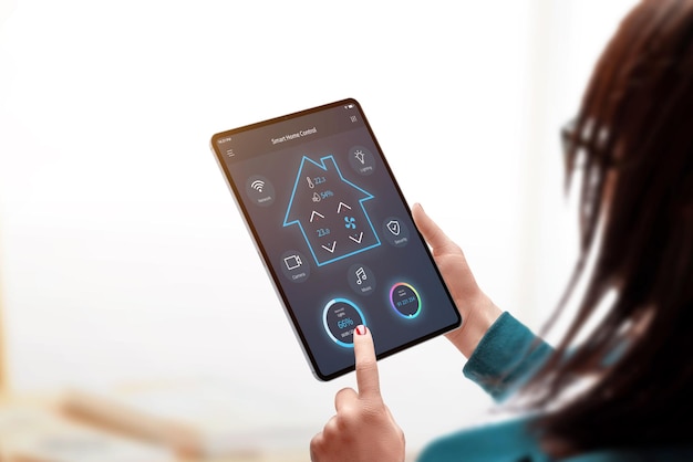 Foto aplicativo de controle doméstico inteligente na tela do tablet nas mãos da mulher menina ajusta a iluminação na sala de estar