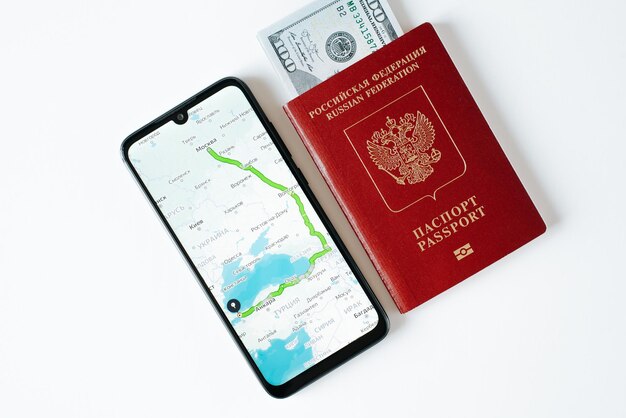 Aplicativo de mapa on-line com geolocalização e rota de viagem no celular Passaporte internacional russo e dinheiro Conceito de férias de emigração de viagem de viagem Vista superior de closeup