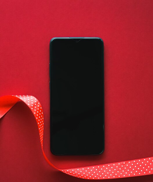 Aplicativo de telefone de natal e conceito de mensagem de férias smartphone com tela preta em branco e decoração de natal