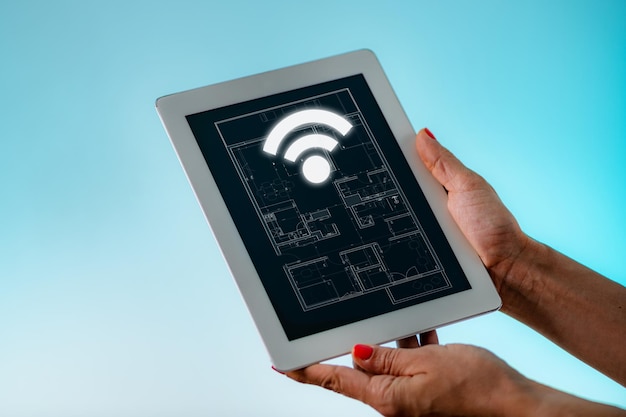 Aplicativo Smart Home em uma mulher tablet controlando aparelhos em casa