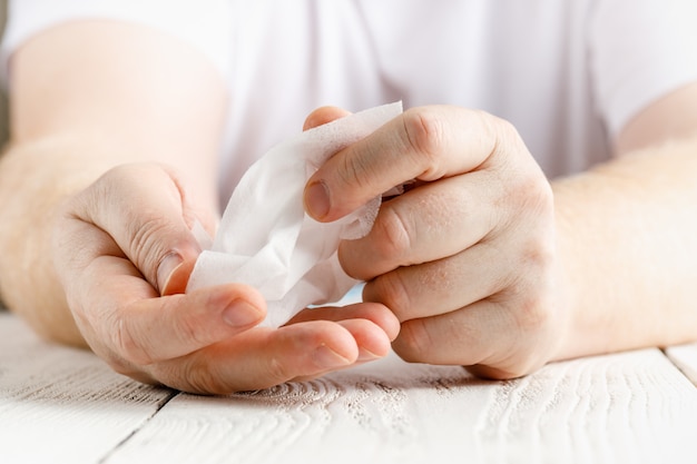 Aplique alcohol en manos desinfectante para manos para evitar la propagación de bacterias y virus. Concepto de higiene personal.