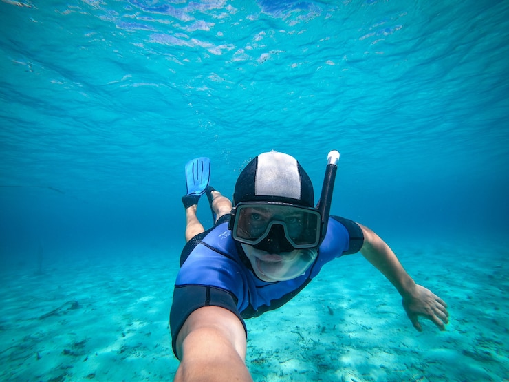 Foto apneista joven tomando selfie retrato bajo el agua, punto de vista.