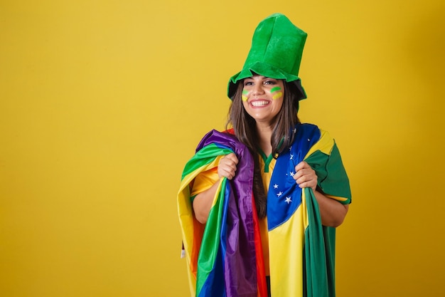 Apoiadora da Copa do Mundo Brasil 2022 usando bandeira colorida lgbt diversidade sexualidade