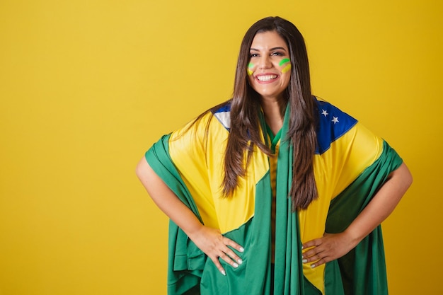 Apoiadora do campeonato de futebol da copa do mundo 2022 do Brasil usando bandeira como bandeira do cabo brasil no corpo