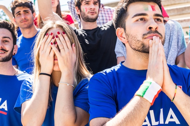 Foto apoiantes italianos tristes no estádio depois de perder um jogo