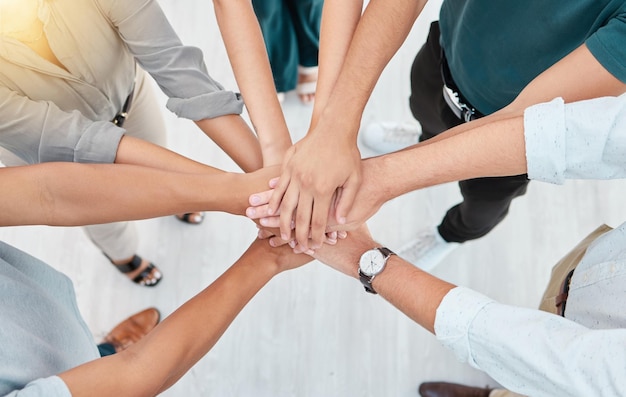 Apoiar a confiança e a colaboração dos empresários juntam as mãos em acordo de parceria em um escritório Trabalho em equipe Construção de equipe e celebração do crescimento e da diversidade da empresa