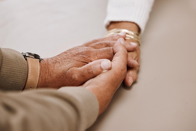 Apoie a confiança e dê as mãos ao casal sênior em terapia ou sessão de aconselhamento matrimonial Amor, cuidado e compreensão entre homem e mulher idosos juntos na esperança empatia e ajuda na aposentadoria