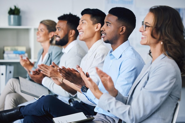 Apoio de aplausos e sucesso com uma equipe de empresários aplaudindo durante uma reunião de apresentação ou seminário no escritório Motivação e objetivo do trabalho em equipe com uma multidão em comemoração à conquista