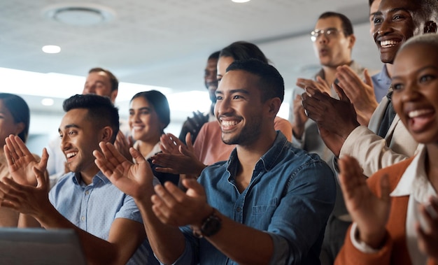 Apoio de aplausos e uau com uma equipe de negócios batendo palmas como público em uma conferência ou seminário motivação de encontro e premiação com um grupo de colegas ou funcionários torcendo por uma conquista