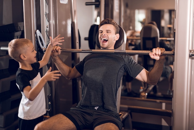 Apoio do filho ao pai ao levantar o Barbell.