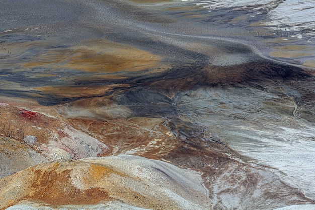 Apokalyptische Landschaft wie eine Marsoberfläche. Erstarrte rotbraune schwarze Erdoberfläche. Unfruchtbares, rissiges und verbranntes Land.