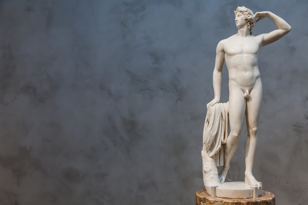 Apollos idealisierter Körper und ausgewogene Pose