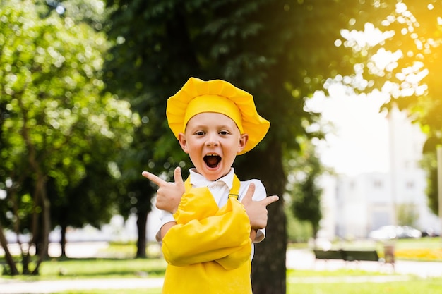 Aponta para a direita bonita cozinheira com chapéu de chef amarelo e avental uniforme amarelo apontando para o lado esquerdo e direito anúncio criativo para loja de alimentos e café