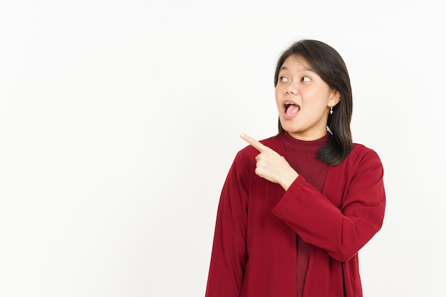 Apontando o produto além de uma linda mulher asiática vestindo uma camisa vermelha isolada no fundo branco