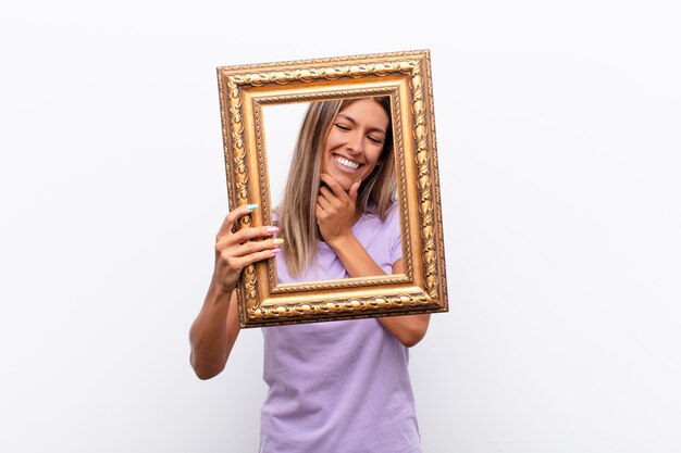 Apontando para a câmera com um sorriso satisfeito, confiante e amigável, escolhendo você