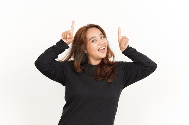 Foto apontando para cima o produto ou espaço de cópia de linda mulher asiática vestindo camisa preta isolada em branco