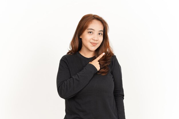 Apontando para o produto da bela mulher asiática vestindo camisa preta isolada no fundo branco