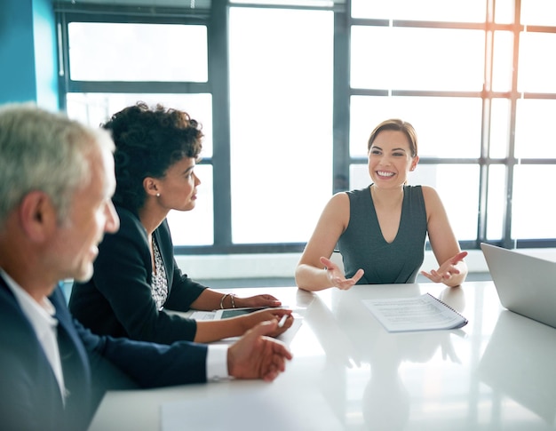 Aporta grandes ideas a cada reunión fotografía de un grupo de empresarios reunidos en una oficina