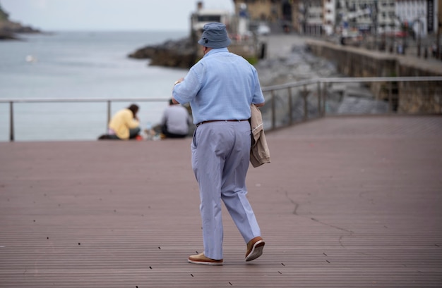 Aposentada passeando pelas ruas da cidade