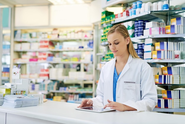 Apotheke weibliche Apothekerin und digitale Tablette, um Medikamente zu bestellen, Inventar zu überprüfen und zu inspizieren Gesundheitspflege Frau oder Experte und Technologie für Forschungsinformationen Pillen und Rezepte