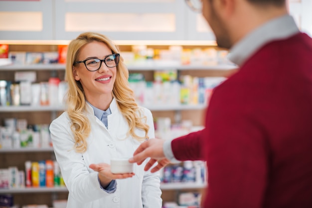 Apotheker und Kunde in einer Drogerie.