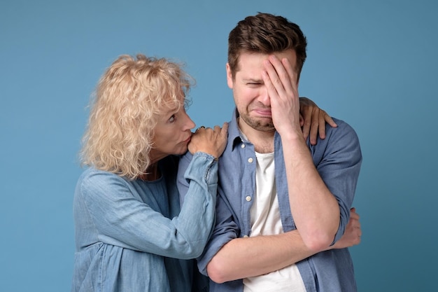 Apoyando a la mujer consolando y consolando al triste hombre preocupado