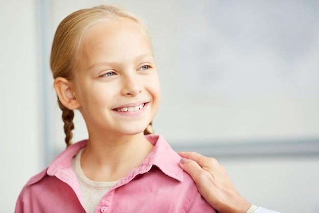 apoyando a la niña hermosa