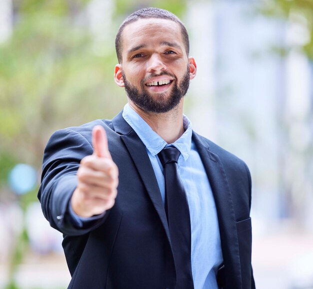 Foto apoye los pulgares hacia arriba y el hombre de negocios en la ciudad para la motivación del liderazgo y el éxito del gerente de inicio corporativo y el retrato del empresario masculino con gesto de mano para agradecer el acuerdo y los objetivos