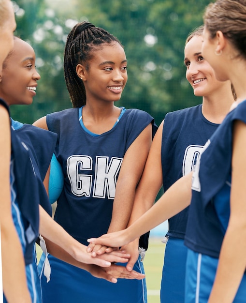 Apoye el trabajo en equipo y los deportes con mujeres de netball para motivar, planificar y entrenar en el campo Visión feliz y objetivos con diversidad de manos de amigos en el parque al aire libre para juegos de verano y entrenamiento