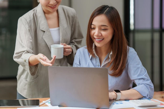 Apoyo al equipo empresarial y concepto de reunión Grupo de inversores trabajando y apuntando al papeleo financiero Tarea financiera