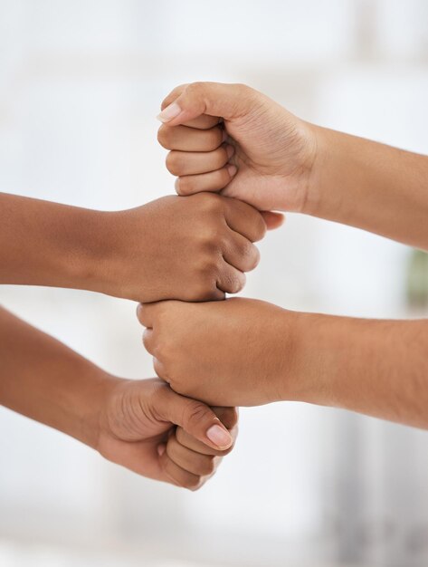 Foto apoyo en la creación de equipos y manos de empresarios con motivación, colaboración y comunidad para el trabajo éxito en el trabajo en equipo y puño de empleados apilados para la celebración de la unidad y la solidaridad