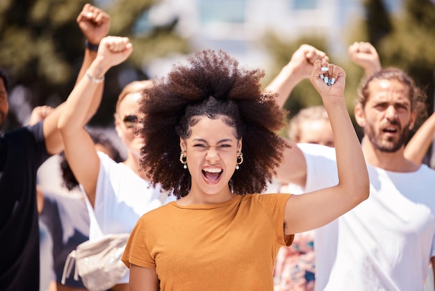 Apoyo a la libertad y protesta con mujeres negras y puño con multitud en las calles de la ciudad por la justicia global y la revolución de los derechos humanos y la igualdad Apoyar el futuro y cambiar con un grupo de personas en manifestación