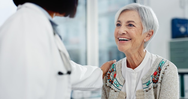 Apoyo para personas mayores hablando y una mujer con un médico para consultas y resultados de atención médica Smile hospital y un paciente anciano con un trabajador de la clínica y atención para una discusión sobre cirugía