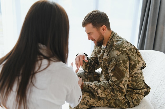 Apoyo a la terapia y hombre militar con psicólogo hablando sobre PTSD salud mental y estrés de la guerra Psicología anterior y veterano en comunicación con un terapeuta para consulta sobre trauma