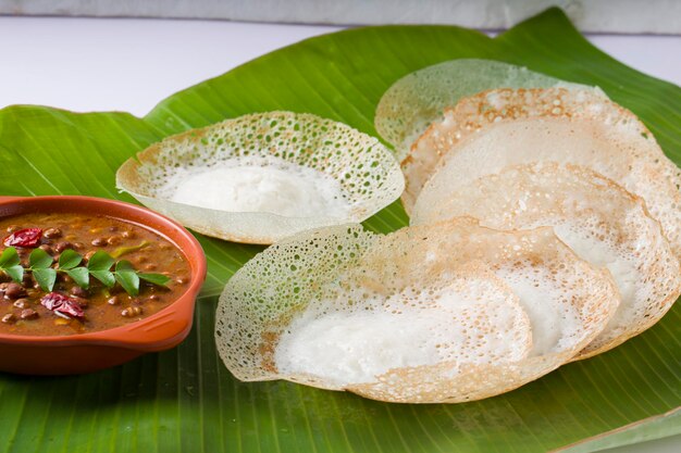 Appam o velliappam o kallappam o paalappam sabroso y delicioso desayuno en el sur de la India