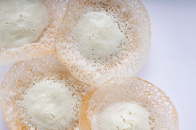 Appam ou velliappam ou kallappam ou paalappam, saboroso e delicioso café da manhã no sul da índia ou na área de malabar, feito com arroz cru e uma boa combinação para caril veg e não veg, colocado em um branco